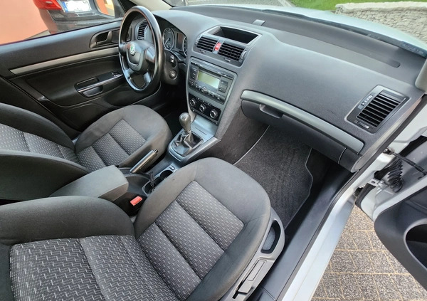 Skoda Octavia cena 21900 przebieg: 267000, rok produkcji 2012 z Poręba małe 106